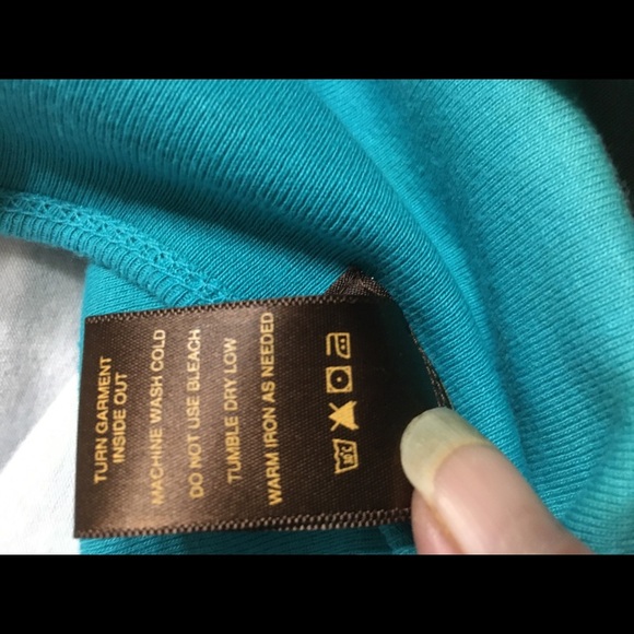 Multiples scoop neck Too. Embossed front, 3/4 Sleeve. Size small - Picture 9 of 13